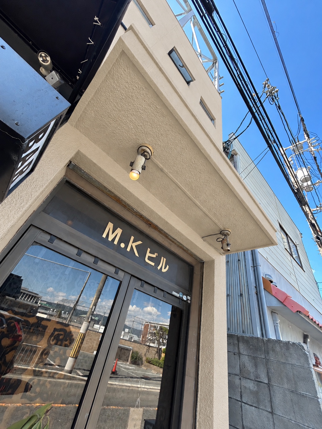 M.K ビル入口のひさしと外壁の仕上がりイメージ