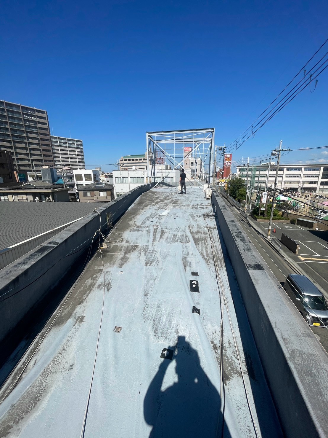 提供写真：屋上と看板鉄骨